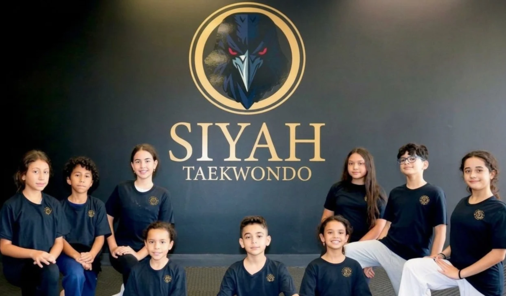 Group of children in a kids' taekwondo class at Siyah Taekwondo learning discipline and motor development.